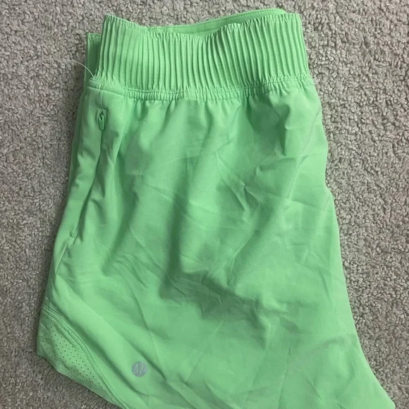 SPECIAL EDITION Lululemon Hotty Hot High-Rise Short 4” - Picture 4 of 4